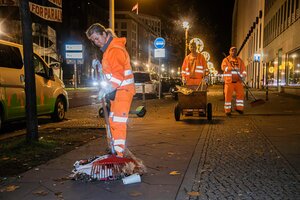 BSR Reinigungskräfte säubern Radweg