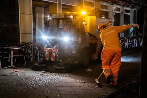 Einsatzkraft fegt Kehrmaschine zu 