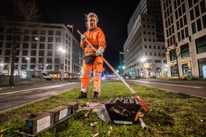 Straßenreinigern säubert Mittelstreifen