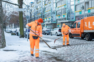 Winterdienstkräfte der BSR streuen Überwege an einer Kreuzung