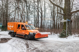 BSR Kraftfahrerin am Steuer eines Winterdienstfahrzeugs