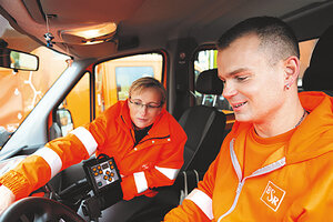 BSR Ausbilderin erklärt die Anzeigen im Fahrzeug