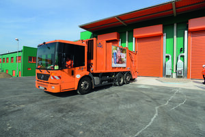 Müllfahrzeuge an der Kippstelle der BSR-Biogasanlage.