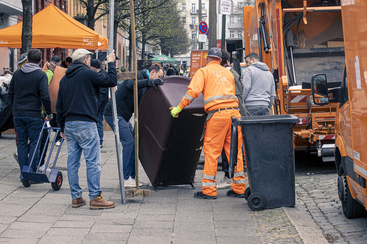 BSR-Beschäftigte nehmen Sperrmüll entgegen