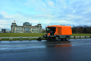 Mittelgroße Kehrmaschine vor dem Bundestag.