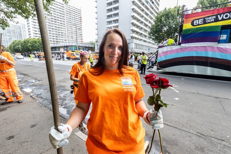 BSR Straßenreinigerin bei der CSD-Reinigung