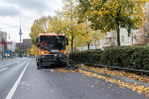 Fahrbahn-Kehrmaschine der BSR beim Laubeinsatz.