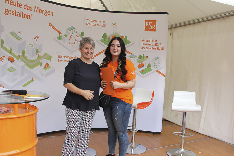 BSR-Vorstandsvorsitzende Stephanie Otto mit Absolventin