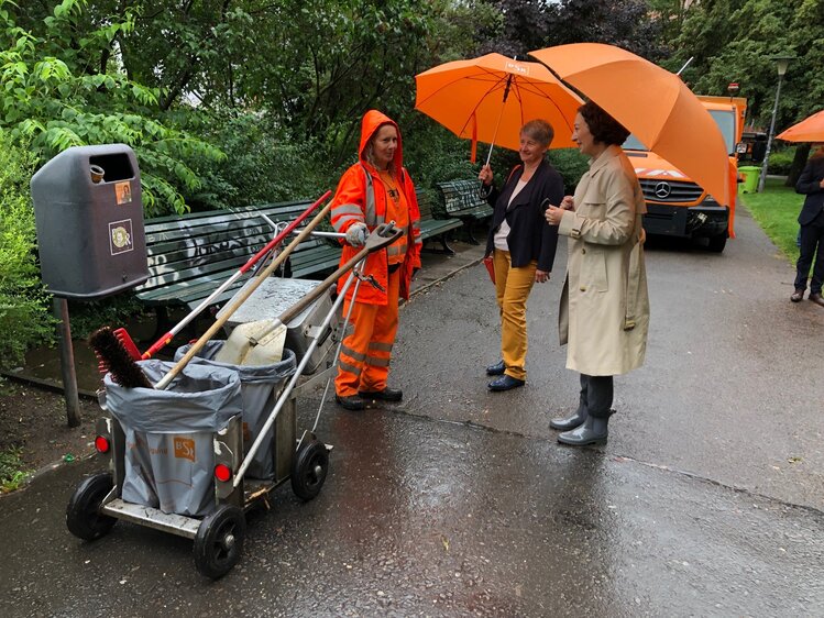 Stephanie Otto (m.) und Ramona Pop (r.) bei Ihrem Besuch im Weinbergspark