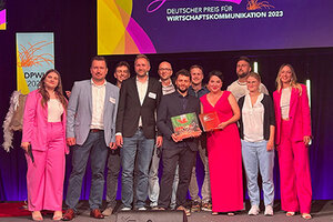 Deutscher Preis für Wirtschaftskommunikation: BSR-Beschäftigte bei der Preisverleihung  auf der Bühne