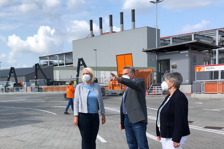 Regine Günther (Umweltsenatorin) zusammen mit Stephanie Otto (BSR-Vorstandsvorsitzende) und Stephan Schulz (Leitung Recyclinghöfe) auf dem Recyclinghof Gradestraße