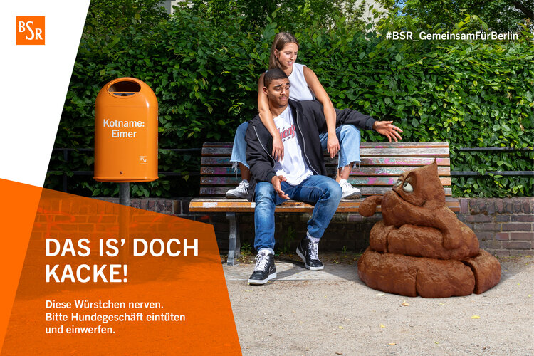 BSR-Sauberkeitskampagne: Pärchen sitzt auf Parkbank. Daneben übergroßer Hundekothaufen.