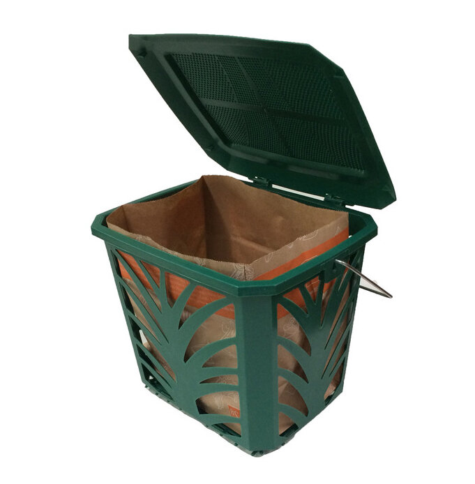grüner kleiner durchlüfteter Mülleimer