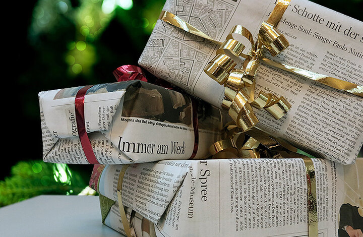 Weihnachtsgeschenke in Zeitungspapier verpackt