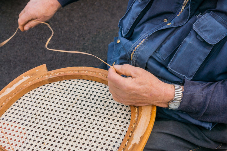 Korbgeflecht von Stuhl reparieren