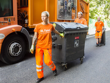 BSR-Müllwerkerin zieht Tonne