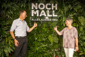 BSR-Vorstandsvorsitzende Stephanie Otto und Kollege Frieder Söling bei der Eröffnung der NochMall