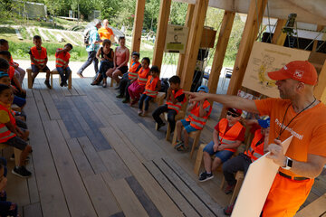 Workshop mit Kindergartenkindern auf der IGA in der Müllskulptur der BSR