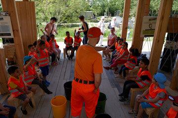 Workshop mit Kindergartenkindern auf der IGA in der Müllskulptur der BSR