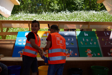 Workshop mit Kindergartenkindern auf der IGA in der Müllskulptur der BSR