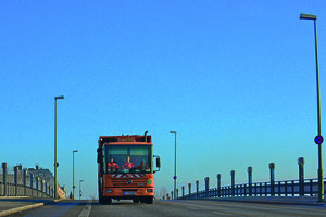 BSR-Müllfahrzeug auf Brücke