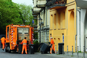 BSR-Beschäftigte ziehen Tonnen