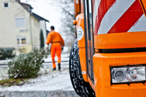 BSR-Mitarbeiter holt Weihnachtsbaum ab