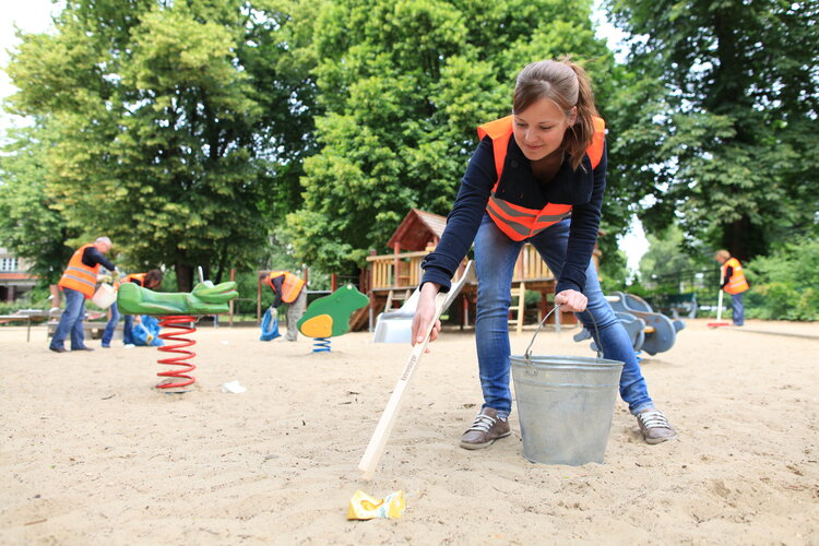 Kehrenbürger Aktion auf einem Spielplatz