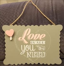 Abbildung: Love is all you need-Memoboard aus Holz mit Herzklammer