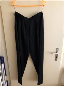Abbildung: Schwarze Bundfalten-Hose, leichter Stoff, Größe 44