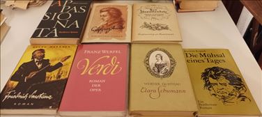 Abbildung: 7 Bücher von Komponisten