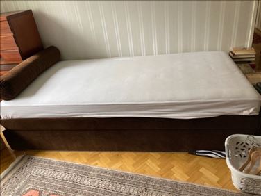 Abbildung: Bett mit Lattenrost und Matratze 
