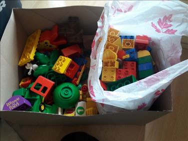 Abbildung: eine Kiste/  Tüte Lego/ Duplo