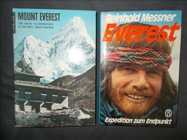 Abbildung: 2 antiquarische Bücher über den Mount Everest/1959 bzw. 1978