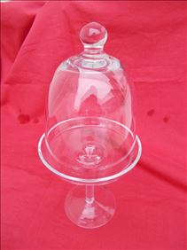 Abbildung: Schale auf Standfuß mit mundgeblasener Glasglocke 