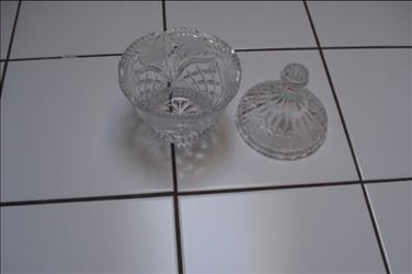 Abbildung: Glasdose mit Deckel