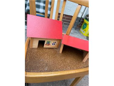 Abbildung: kleines Spielzeughaus