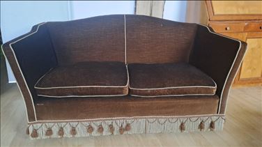 Abbildung: Kleine, antike Couch aus braunem Samt 