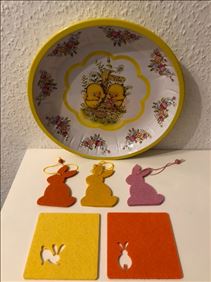 Abbildung: Oster-Teller + 3 Filz-Osterhasen + 2 Filz-Untersetzer