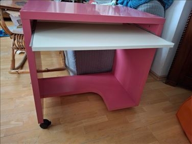 Abbildung: Sofa ausklappbar, PC Tisch