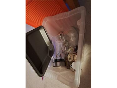Abbildung: Plastikbox m. Deckel und div. Küchenzubehör