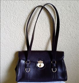 Abbildung: dunkelbraune Handtasche