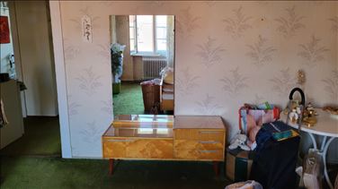 Abbildung: Stabiles Bett, Schrank, Frsiertisch
