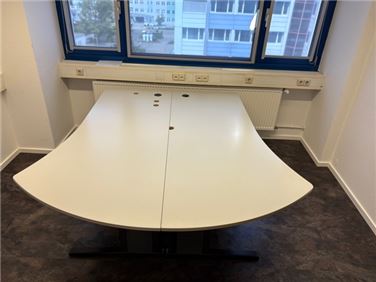 Abbildung: 2 Büro-Schreibtische