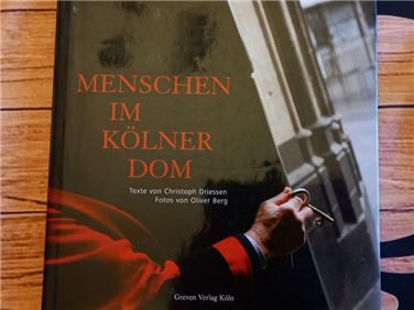 Abbildung: Menschen im Kölner Dom