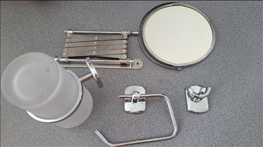 Abbildung: Bad Utensilien: Haken, Papier-Halter, Schminkspiegel etc.