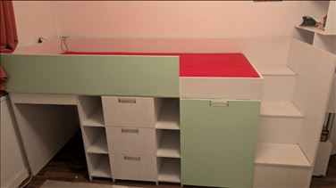 Abbildung: Hochbett mit viel Stauraum