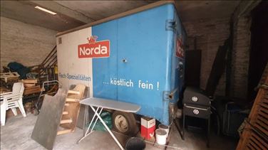 Abbildung: große Kühlanhänger auf Rädern!