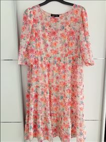 Abbildung: Neuwertig. Kleid mit Unterkleid, Gr. M