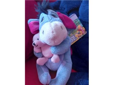 Abbildung: 2 Eeyore Plüschtiere